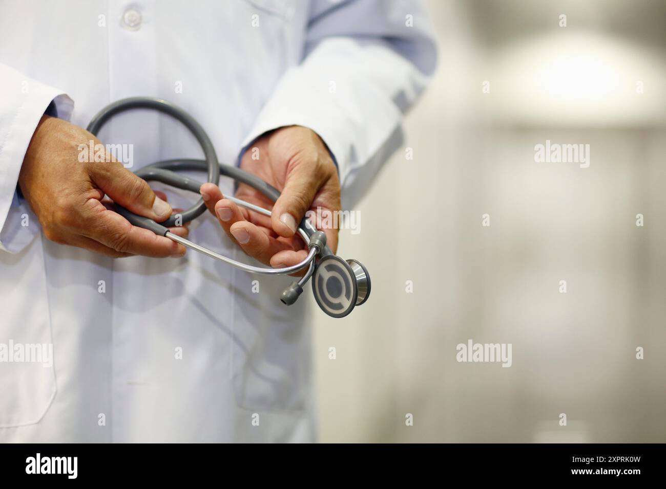 Docteur avec stéthoscope dans le couloir, Hôpital Onkologikoa, Institut d'oncologie, Centre de cas pour la prévention, le diagnostic et le traitement du cancer, Donostia Banque D'Images