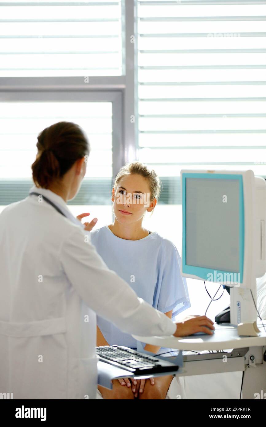 Médecin soignant le patient dans la chambre d'hôpital, hôpital Onkologikoa, Institut d'oncologie, Centre de cas pour la prévention, le diagnostic et le traitement du cancer, Banque D'Images Médecin soignant le patient dans la chambre d'hôpital, hôpital Onkologikoa, Institut d'oncologie, Centre de cas pour la prévention, le diagnostic et le traitement du cancer, Banque D'Images