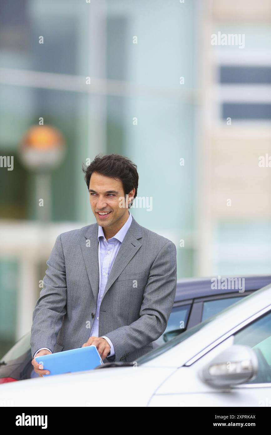 Businessman with tablet dans parking centre d'affaires. Parc Technologique de San Sebastian. Donostia. Gipuzkoa. Pays Basque. L'Espagne. Banque D'Images