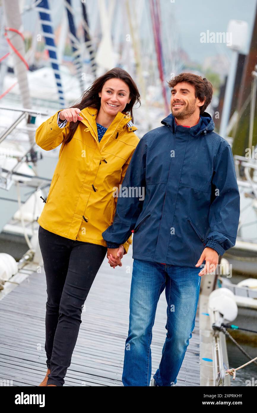 Couple marchant. Pluie. Marina. Hendaye. Aquitaine. France. Banque D'Images