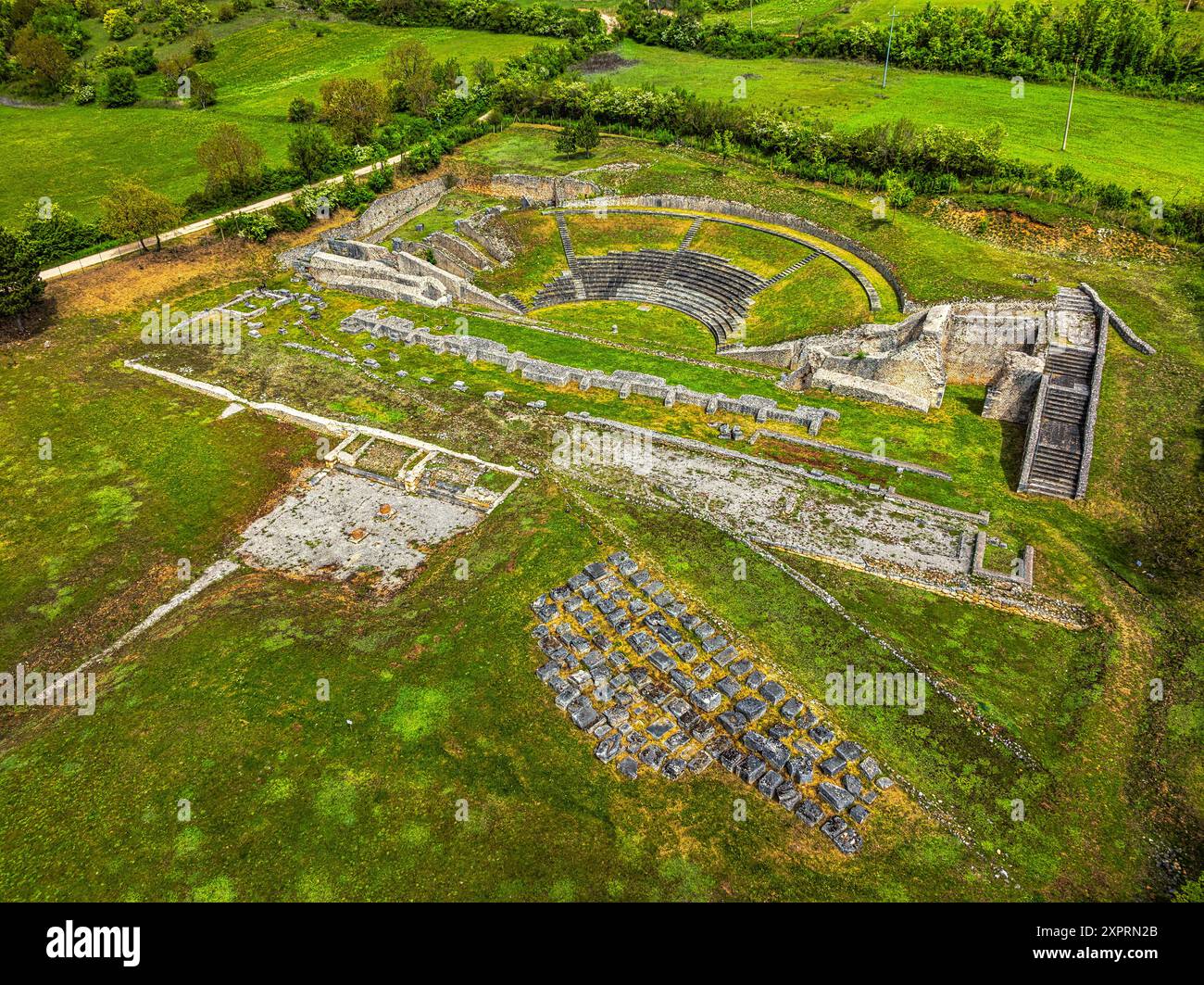 Vue aérienne du théâtre romain d'Amiternum dans la zone archéologique de ​​Amiternum. San Vittorino, L'Aquila, Abruzzes, Italie, Europe Banque D'Images