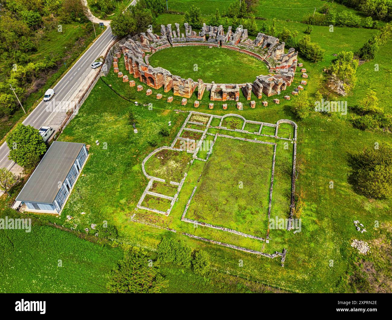Vue aérienne de l'amphithéâtre romain d'Amiternum dans la zone archéologique de ​​Amiternum. San Vittorino, L'Aquila, Abruzzes, Italie, Europe Banque D'Images
