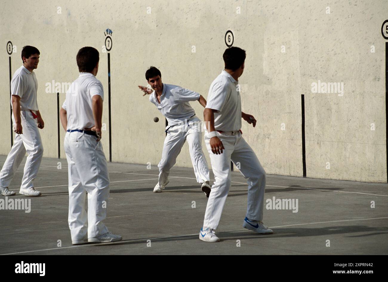 Pelote basque jouée à frontón (cour à deux murs), Zumarraga. Guipuzcoa, Euskadi, Espagne Banque D'Images