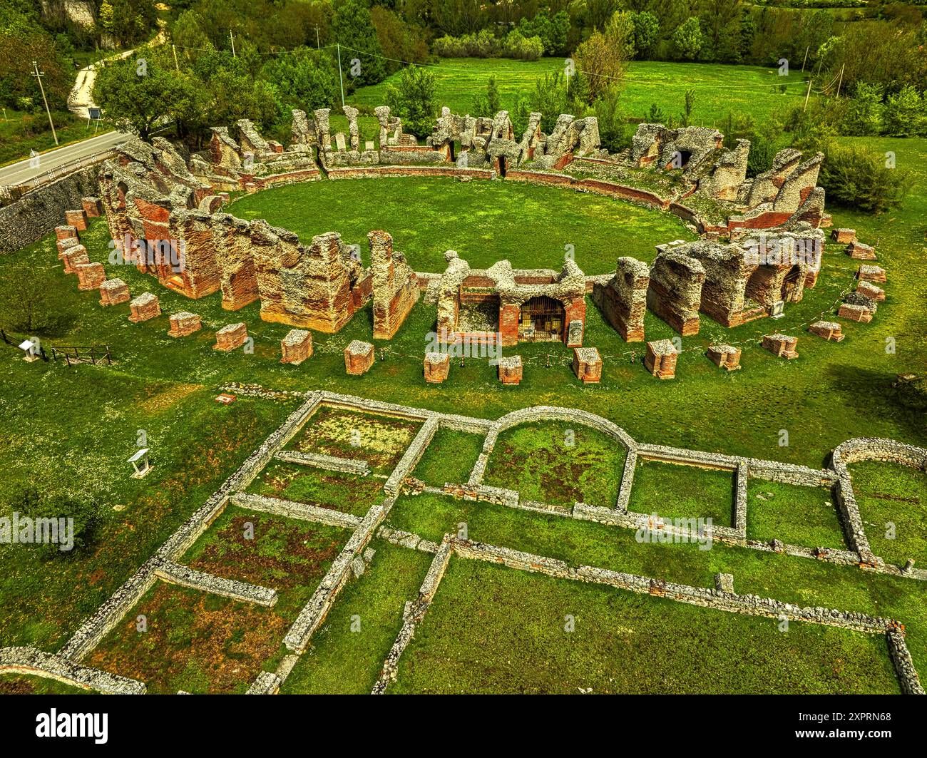 Vue aérienne de l'amphithéâtre romain d'Amiternum dans la zone archéologique de ​​Amiternum. San Vittorino, L'Aquila, Abruzzes, Italie, Europe Banque D'Images