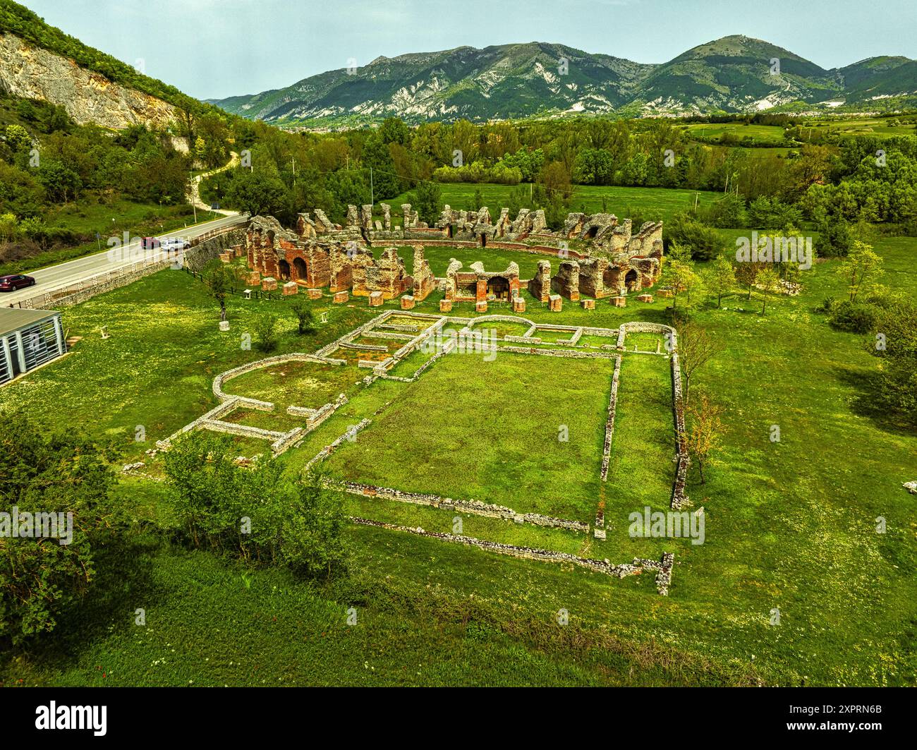Vue aérienne de l'amphithéâtre romain d'Amiternum dans la zone archéologique de ​​Amiternum. San Vittorino, L'Aquila, Abruzzes, Italie, Europe Banque D'Images