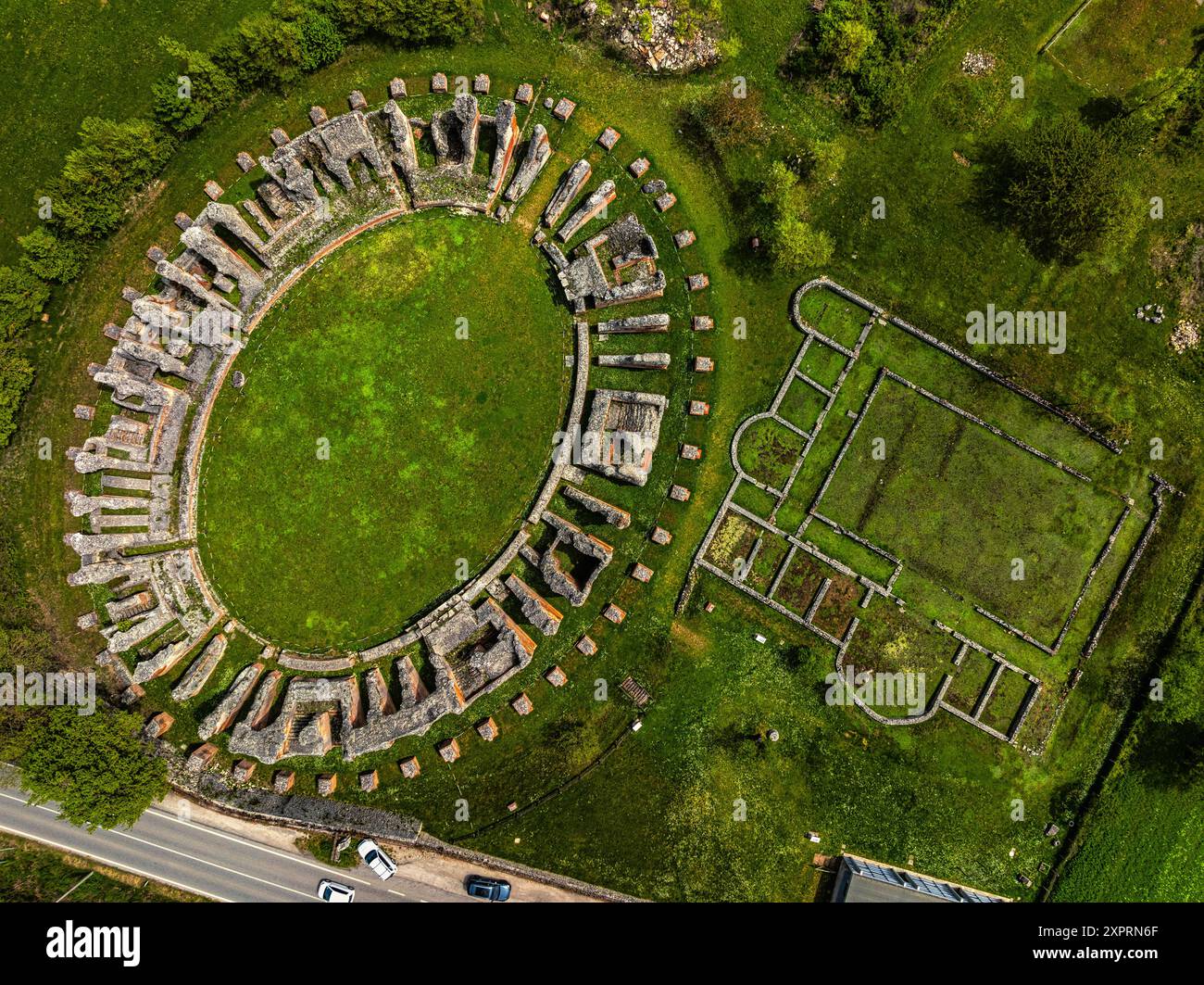 Vue aérienne de l'amphithéâtre romain d'Amiternum dans la zone archéologique de ​​Amiternum. San Vittorino, L'Aquila, Abruzzes, Italie, Europe Banque D'Images
