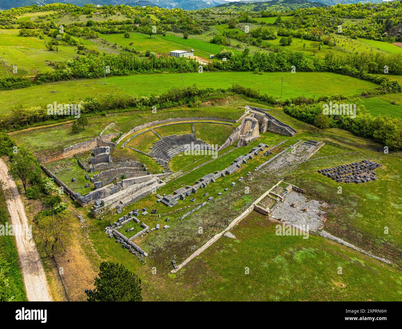 Vue aérienne du théâtre romain d'Amiternum dans la zone archéologique de ​​Amiternum. San Vittorino, L'Aquila, Abruzzes, Italie, Europe Banque D'Images