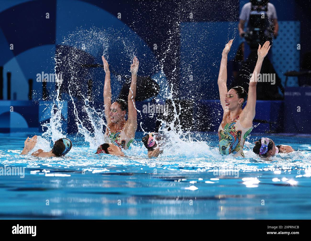 Team Italy swimmers perform during the Artistic Swimming team acrobatic routine at the Paris Olympics at the Aquatics Centre in Saint-Denis, France, on August 7, 2024.( The Yomiuri Shimbun via AP Images ) Banque D'Images