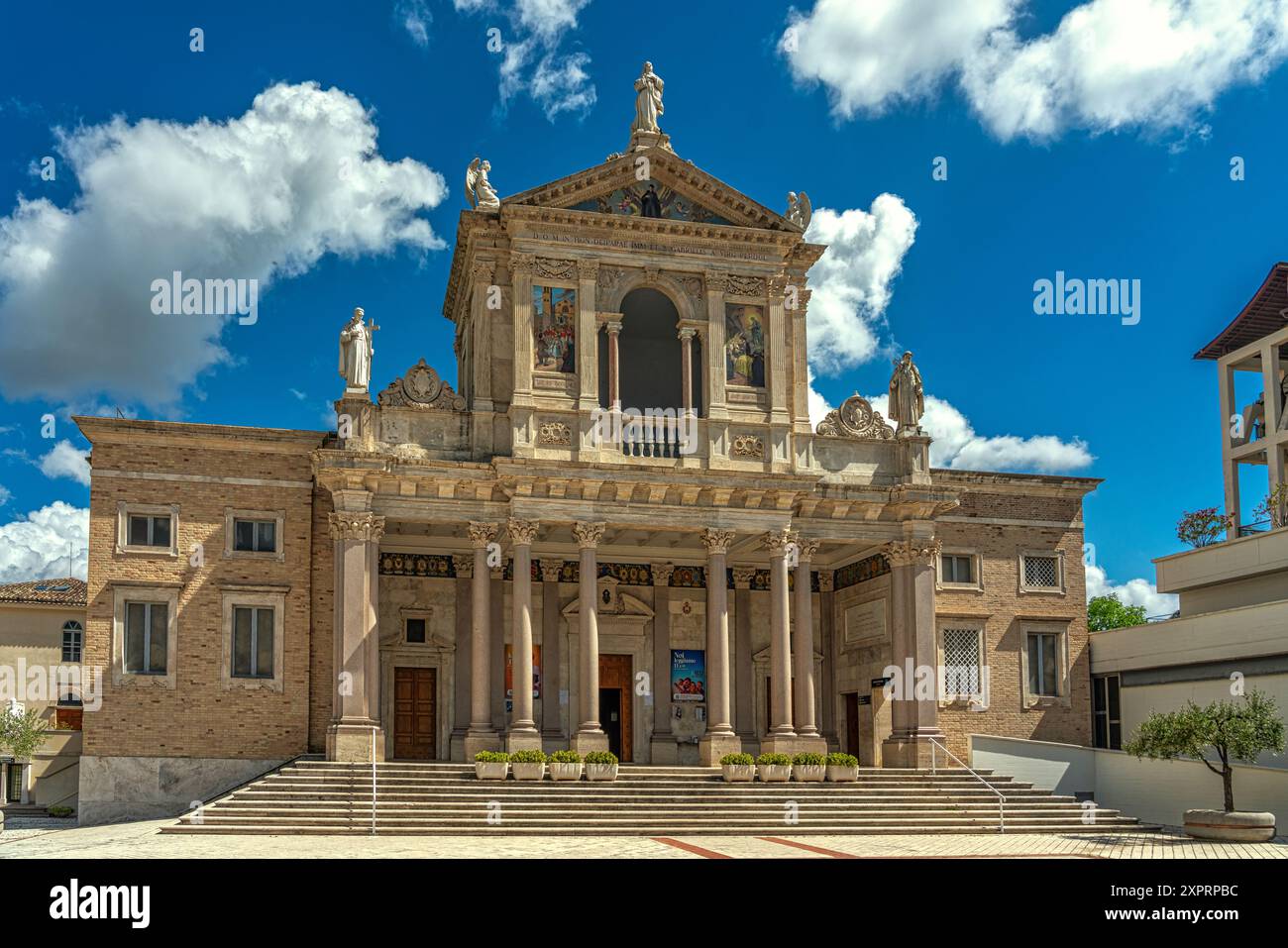 L'imposante façade monumentale de l'ancien Sanctuaire de San Gabriele dell'Addolorata en marbre et pierre. Isola del Gran Sasso d'Italia, Teramo Banque D'Images