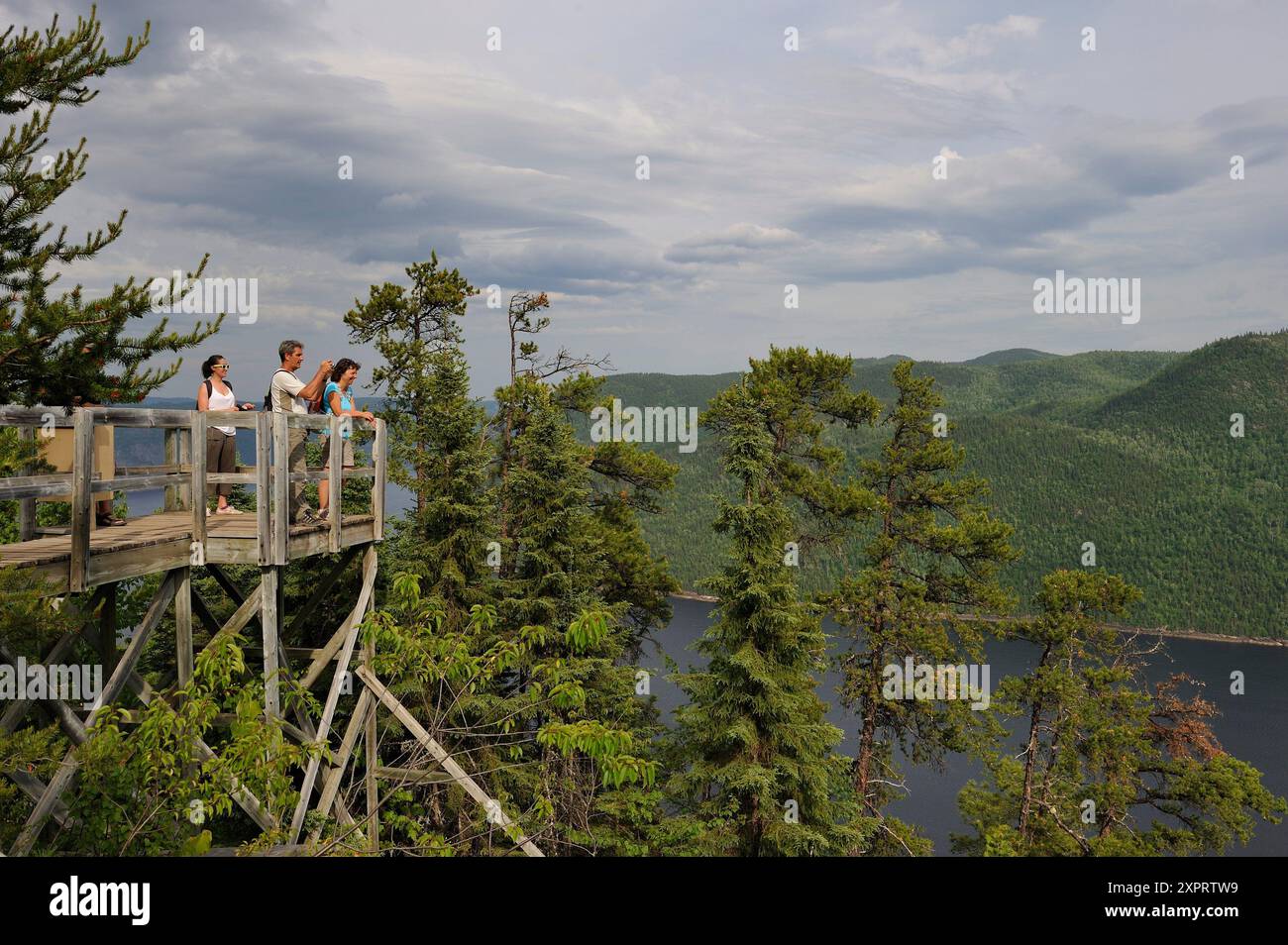 Plate-forme d'observation au-dessus de la baie éternite, parc national du Saguenay, district rivière-éternite, province de Québec, Canada, Amérique du Nord Banque D'Images