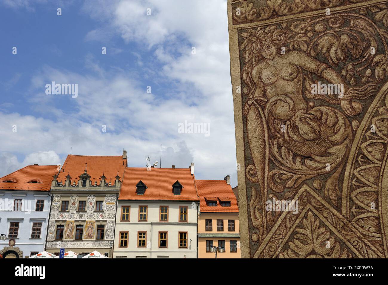 Décoration murale d'une vieille maison sur la place principale de la vieille ville de Prachatice, région de Bohême du Sud, République tchèque, Europe. Banque D'Images