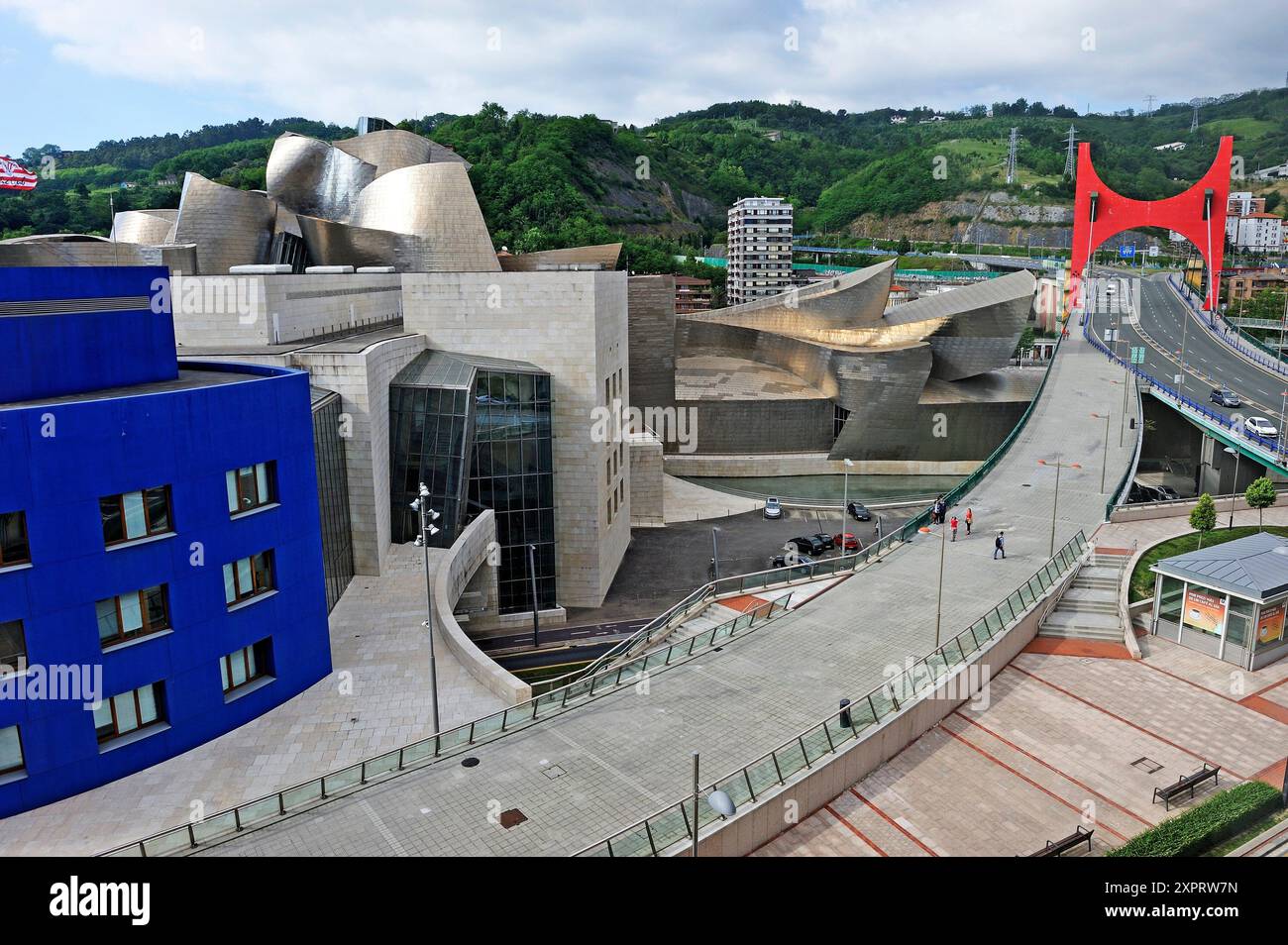 ''L'arc rouge'' L'Arc Rouge de l'artiste français Daniel Buren sur le pont de la salve nom officiel ''le Prince et la Princesse d'Espagne Bridge'' dans le bac Banque D'Images