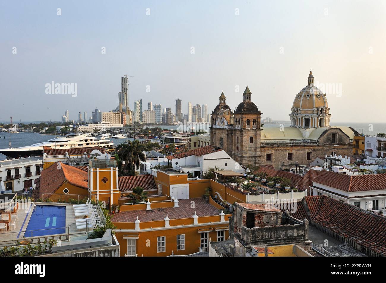 Vue vers l'église San Pedro Claver depuis le sommet de l'hôtel Movich dans la ville coloniale fortifiée du centre-ville, Carthagène, Colombie, Amérique du Sud Banque D'Images