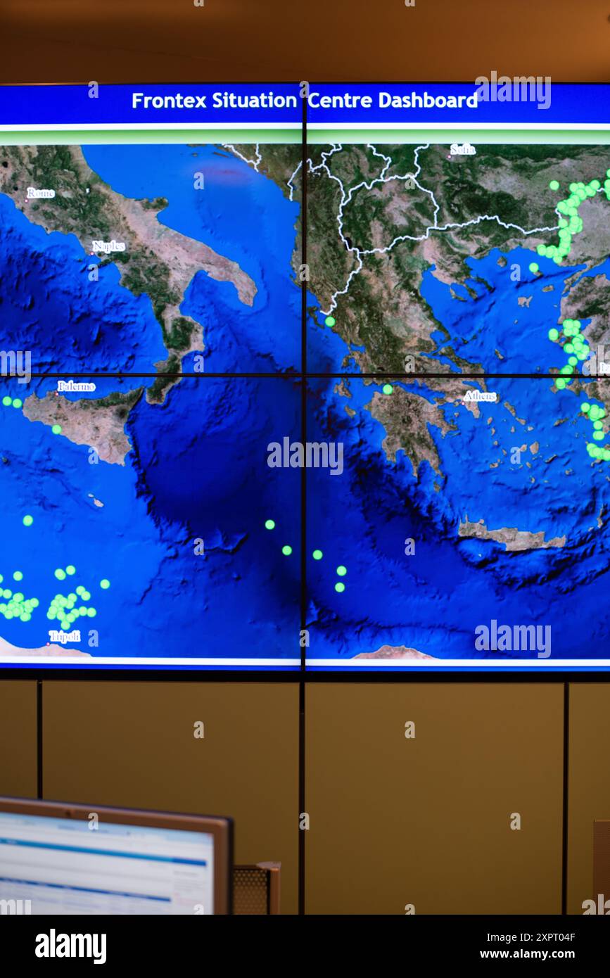 Le centre de situation Frontex au siège de Varsovie, qui présente la surveillance et la protection des frontières extérieures de l'Union européenne. L'affichage comprend des informations maritimes et géographiques liées au programme EUROSUR. Banque D'Images