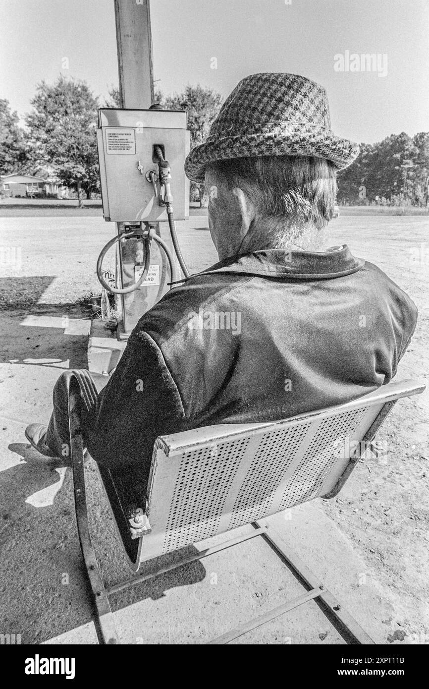 Macédoine, Arkansas, États-Unis – 23 juin 2024 : plan vertical d'un homme assis à l'arrière dans une chaise à la tête du magasin dans les années 1970 Banque D'Images