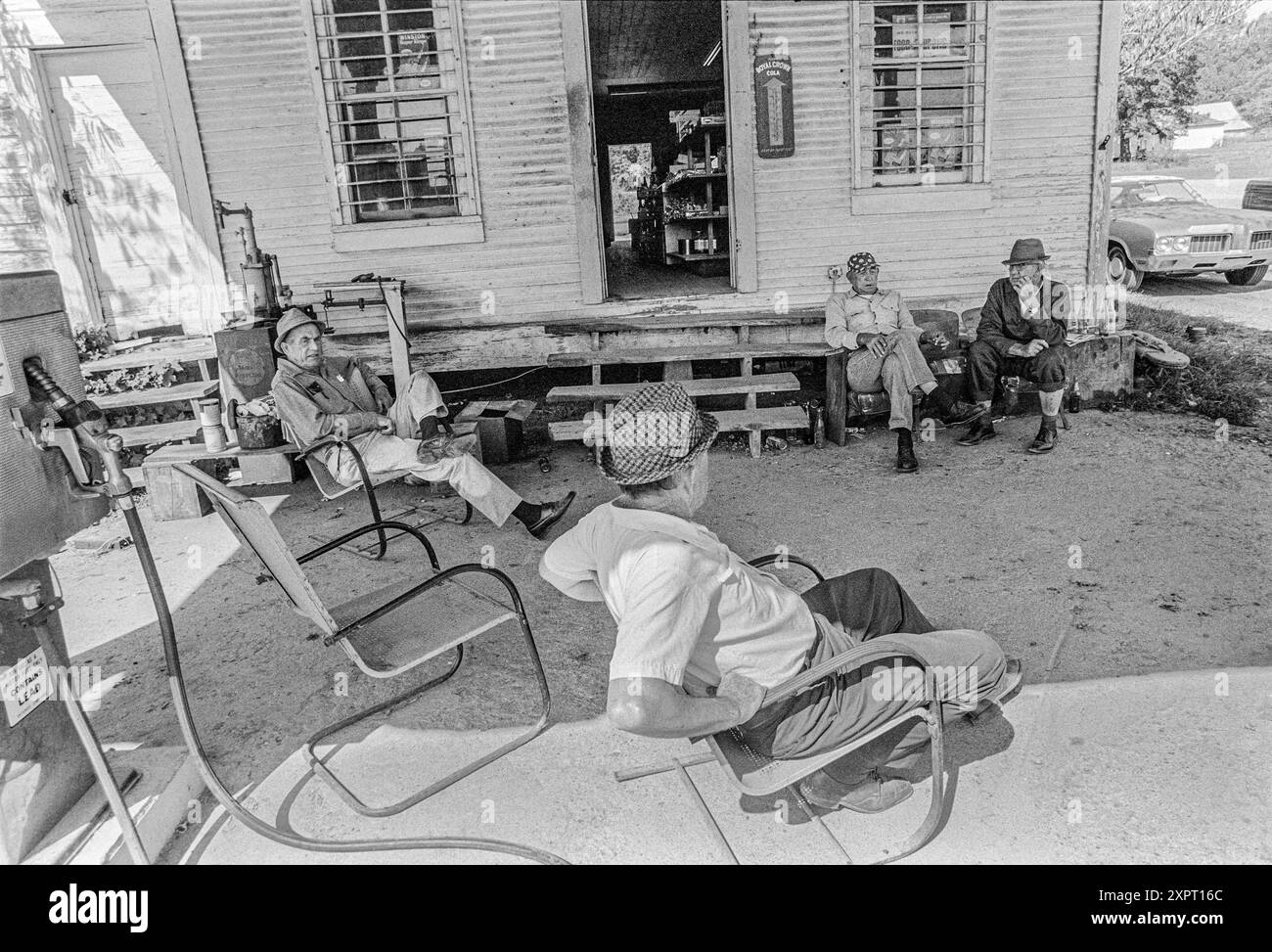 Macédoine, Arkansas, États-Unis – 23 juin 2024 : photo horizontale d'amis en visite devant un vieux magasin de campagne en 1975. Banque D'Images