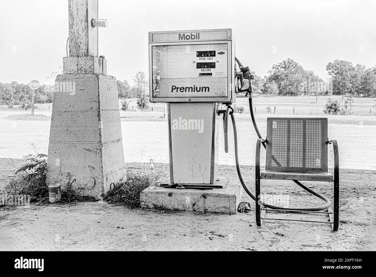 Macédoine, Arkansas, États-Unis – 23 juin 2024 : photo horizontale d'une vieille pompe à essence Mobil et d'une chaise vintage dans un vieux magasin de l'Arkansas en 1 Banque D'Images