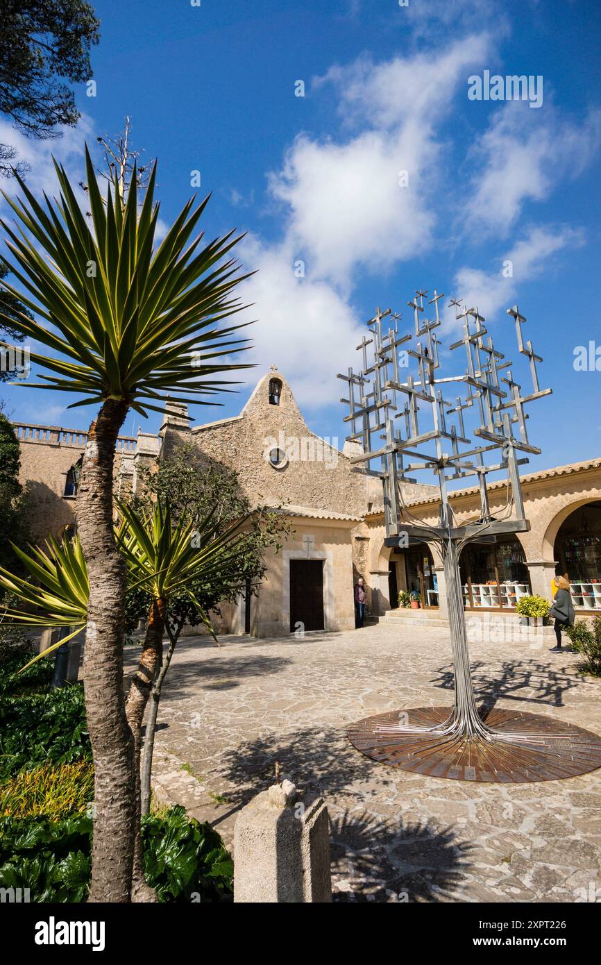 Creu de Les Creus, Una escultura realizada por el artista Jaume Falconer y el herrero Toni Sastre, jugando con la idée árbol del de la ciencia de Ramo Banque D'Images