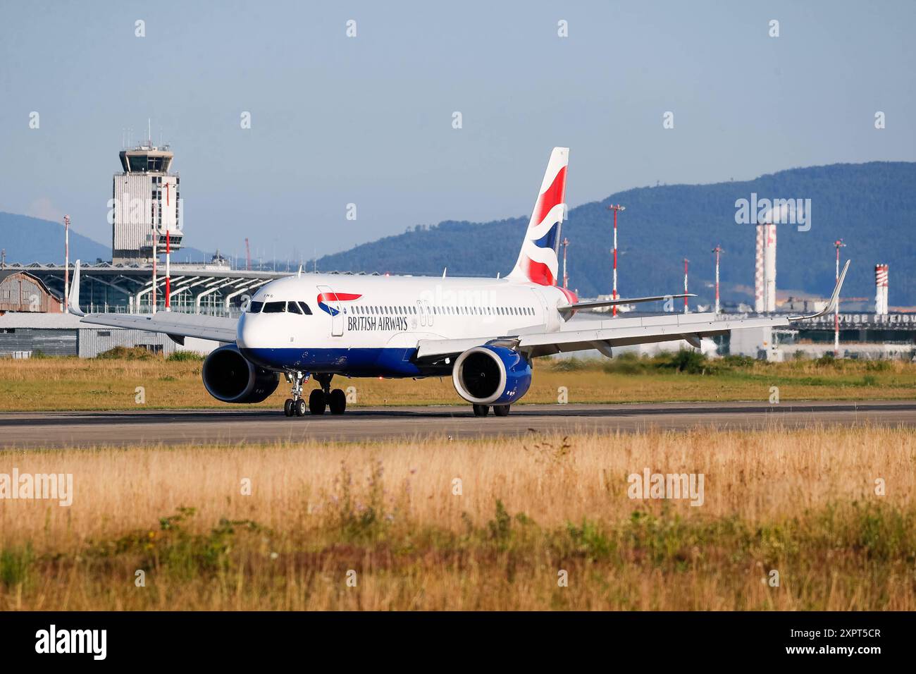 British Airways A320 Neo Landung, Symbolbild, EuroAirport Basel Mulhouse, Schweiz, Frankreich, Kennzeichen G-TTNS, Airbus 320-251N, Passagiere, Reisen, Fliegen, Urlaub, Geschäftsflüge, Flugverkehr, Tour, Verbindung, international, Geschäftsflugzeug, Flugzeug, Startbahn, Landebahn Basel EuroAirport Basel Mulhouse F Baden-Wuerttemberg Frankreich *** British Airways A320 Neo Landing, image symbolique, EuroAirport Basel Mulhouse, Suisse, France, plaque d'immatriculation G TTNS, Airbus 320 251N, passagers, voyage, vol, vacances, vols d'affaires, trafic aérien, tour, connexion, international, affaires Banque D'Images