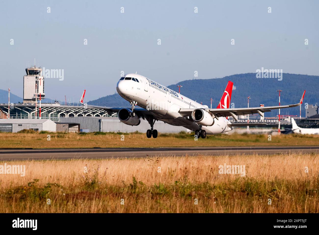 Turkish Airlines A321 Start, Symbolbild, EuroAirport Basel Mulhouse, Schweiz, Frankreich, Kennzeichen TC-JTO, Airbus 321-231, Passagiere, Reisen, Urlaub, compagnie aérienne, Fliegen, Geschäftsflüge, Flugverkehr, Verbindung, international, Geschäftsflugzeug, Flugzeug, abheben, Startbahn, tour Bâle EuroAirport Basel Mulhouse F Baden-Wuerttemberg Frankreich *** Turkish Airlines décollage de l'A321, image symbolique, EuroAirport Basel Mulhouse, Suisse, France, plaque d'immatriculation TC JTO, Airbus 321 231, passagers, voyage, vacances, compagnie aérienne, vol, vols d'affaires, trafic aérien, connexion, international, affaires Banque D'Images