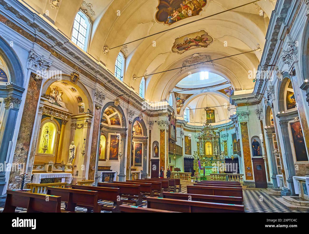 BERGAME, ITALIE - 7 AVRIL 2022 : la salle de prière médiévale de l'église San Pancrazio avec autel sculpté, stuc et décors dorés sur les murs et la voûte, Banque D'Images