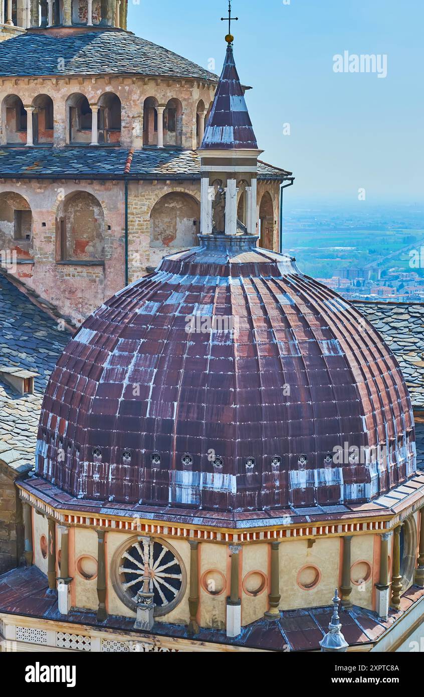 Dôme historique de Cappella Colleoni avec des décors sculptés contre le toit, recouvert de plaques de pierre, Bergame, Italie Banque D'Images