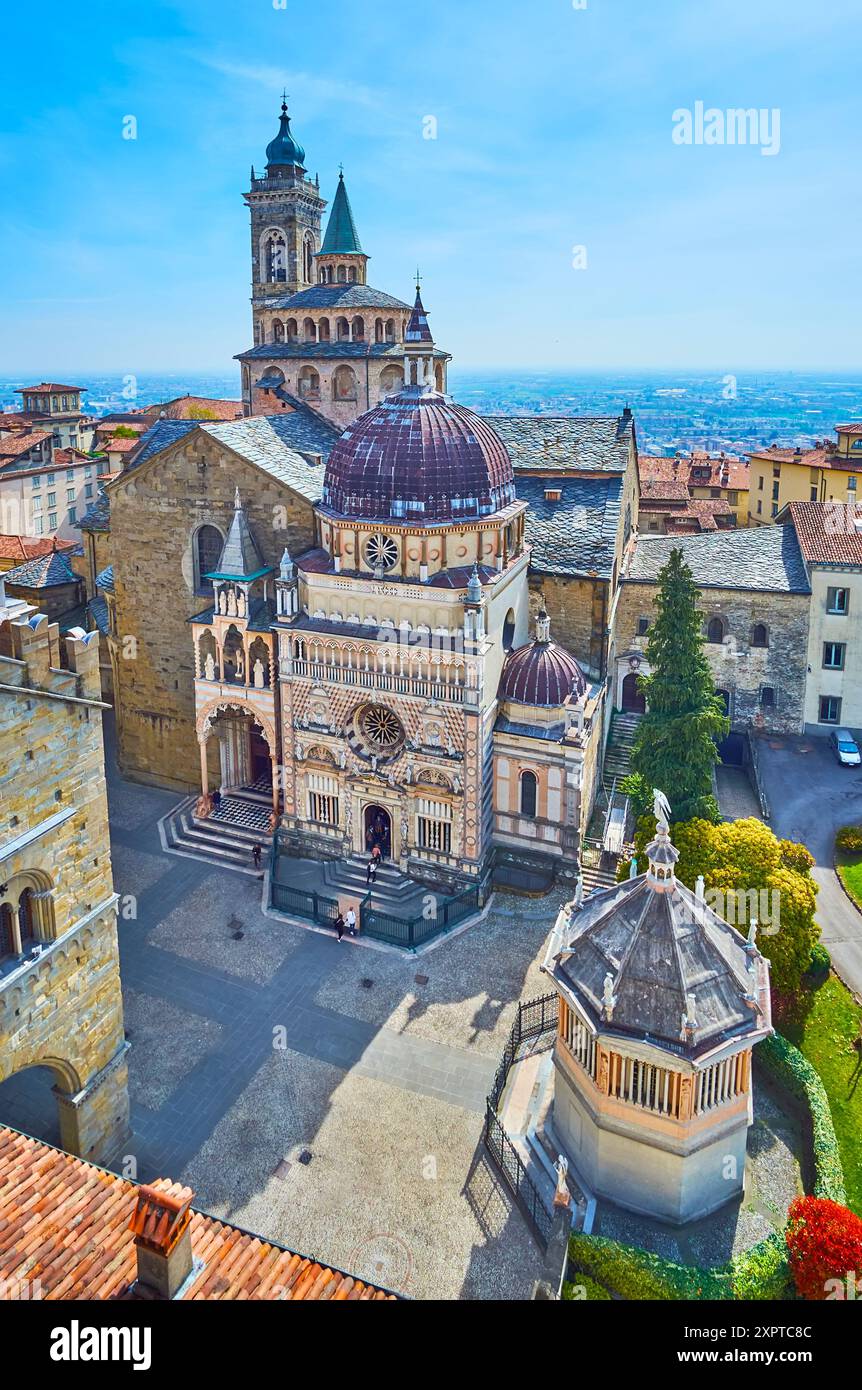 Piazza Duomo avec Baptistère, ornée Cappella Colleoni, Basilique de Santa Maria Maggiore avec porte des Lions rouges, Bergame, Italie Banque D'Images