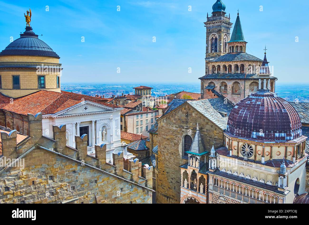 Le dôme et la façade de la Cappella Colleoni, la basilique Santa Maria Maggiore, la cathédrale et les remparts du Palazzo della Ragione, Bergame, Italie Banque D'Images