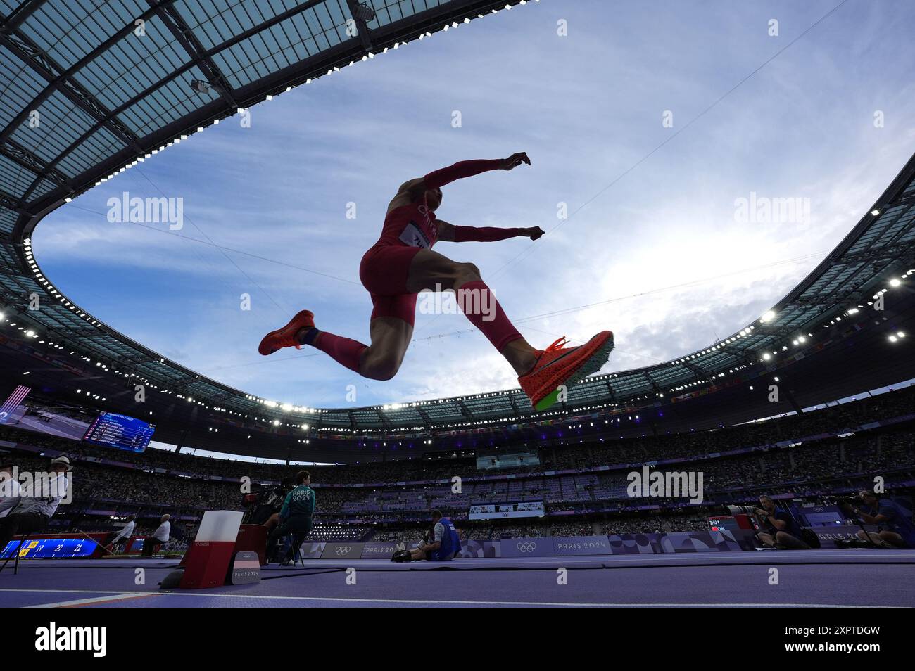 Paris, France. 07 août 2024. Yaming Zhu de la République populaire de Chine participe aux qualifications du Triple saut masculin lors de la compétition d'athlétisme des Jeux Olympiques de Paris 2024 au stade de France à Paris, France, le mercredi 7 août 2024. Photo de Paul Hanna/UPI. Crédit : UPI/Alamy Live News Banque D'Images