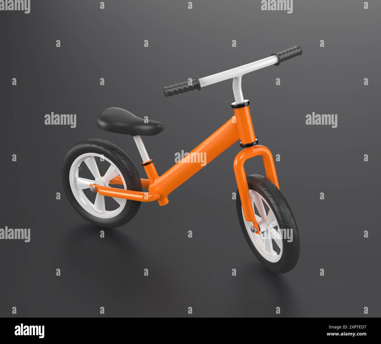 Vélo d'équilibre orange sur asphalte Banque D'Images