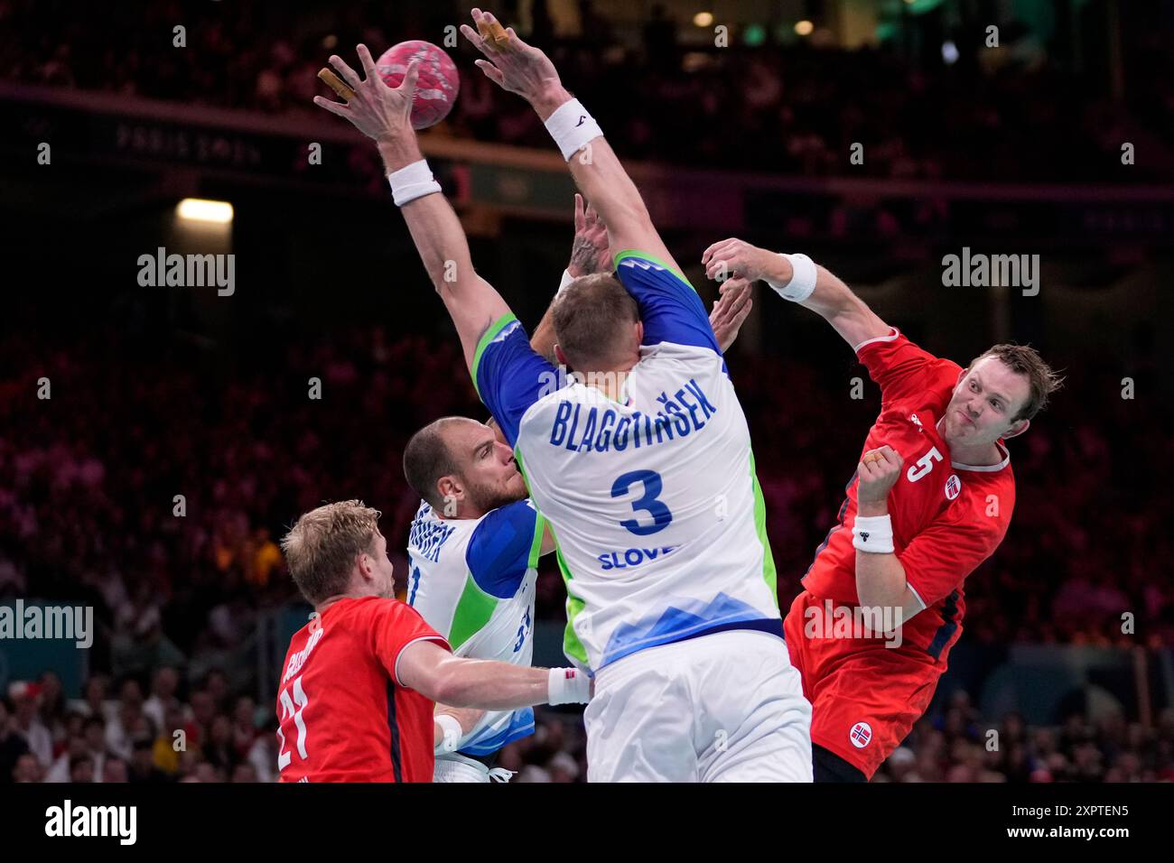 Norway's Sander Sagosen, right, is in action during a quarterfinal handball match between Norway and Slovenia at the 2024 Summer Olympics, Wednesday, Aug. 7, 2024, in Villeneuve-d'Ascq, France. (AP Photo/Brian Inganga) Banque D'Images