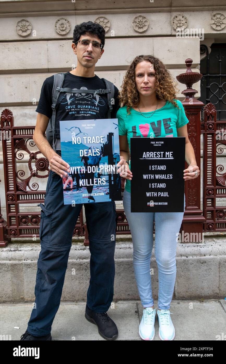 Deux manifestants tiennent des pancartes pendant le rassemblement. Les partisans du militant anti-baleinier Paul Watson ont organisé une manifestation devant le Foreign and Commonwealth Office à Westminster, dans le centre de Londres. Le petit groupe de manifestants réclame sa libération immédiate. Le fondateur de Sea Shepherd et co-fondateur de Greenpeace a été arrêté au Groenland sur la base d’un mandat d’arrêt international et risque maintenant d’être expulsé vers le Japon. Le jeune homme de soixante-quinze ans a été accusé d'intrusion et d'agression contre un baleinier japonais dans l'océan Austral le 2010 février. Et s'ils sont reconnus coupables, les Américains-Canadiens pourraient faire face Banque D'Images