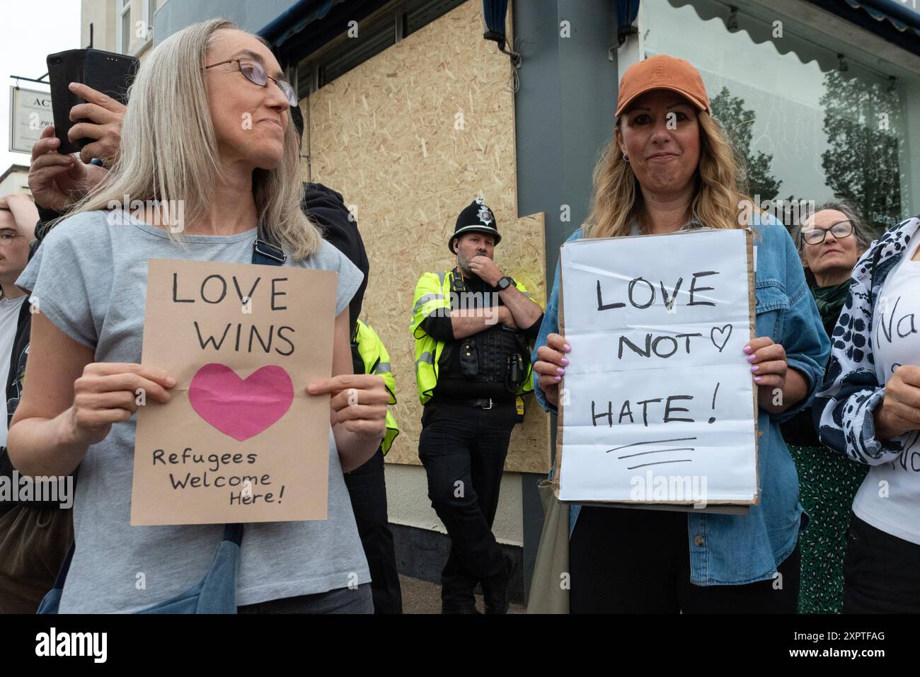 Hamlet court Road, Westcliff on Sea, Essex, Royaume-Uni. 7 août 2024. Les locaux d’un avocat de l’immigration local ont été nommés dans la hitlist des médias sociaux Telegram des cibles par des groupes marqués comme extrême droite qui ont été impliqués dans le récent désordre civil. Une contre-manifestation a été organisée par Stand Up to Racism dans le but de protéger l'entreprise. Le bâtiment a été arboré, tout comme un certain nombre d'autres magasins à proximité, y compris des magasins de charité. La police est sur place Banque D'Images