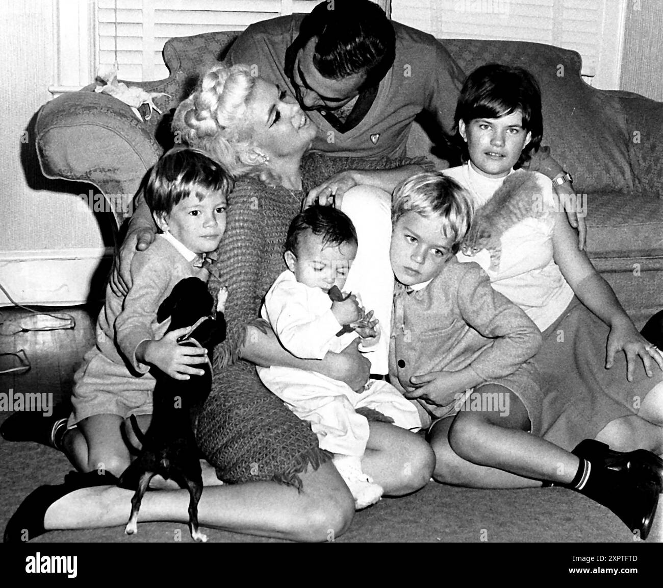 JAYNE MANSFIELD, avec son nouveau mari MATT Ciber et ses enfants, dont MARISKA HARGITAY (bébé), vers 1964, lieu inconnu. (Crédit image : © Globe photos/ZUMA Press Wire) USAGE ÉDITORIAL SEULEMENT! Non destiné à UN USAGE commercial ! Banque D'Images