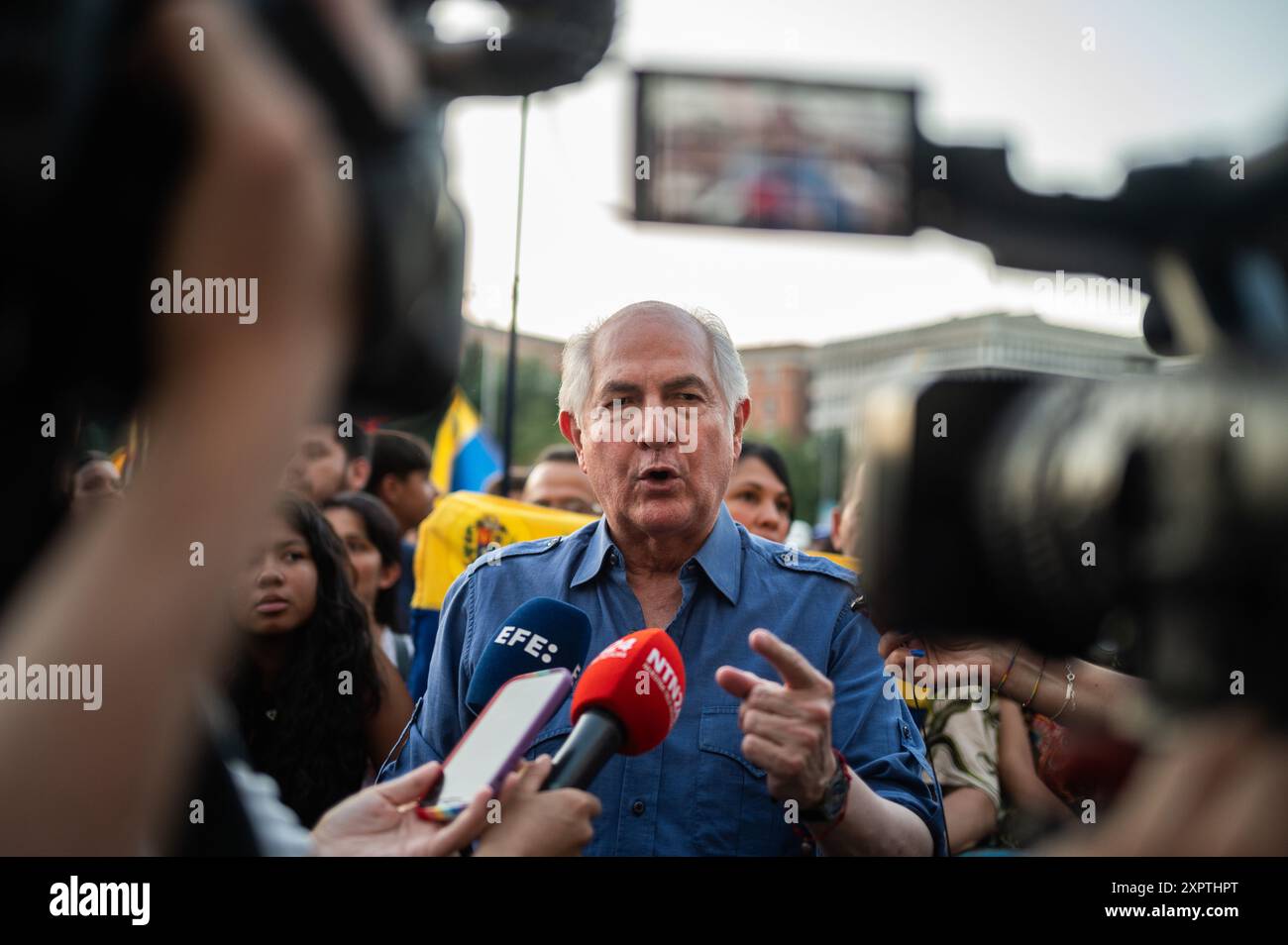 Madrid, Espagne. 07 août 2024. Ancien maire de Caracas, Antonio Ledezma s’adressant aux médias lors d’une manifestation. Des centaines de Vénézuéliens vivant à Madrid protestent sur la place Cibeles contre le président Nicolas Maduro et demandent à la communauté internationale de reconnaître le leader de l'opposition Edmundo Gonzalez comme vainqueur des élections au Venezuela. Crédit : Marcos del Mazo/Alamy Live News Banque D'Images