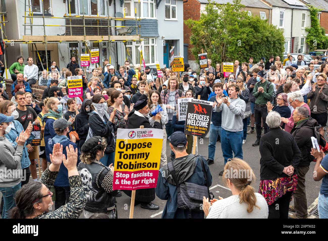 Des centaines de manifestants anti-racisme ont formé un bouclier de protection devant le centre d'accueil des demandeurs d'asile sur Magdalen Road, dans l'est d'Oxford, portant des pancartes, chantant et chantant en soutien aux réfugiés et aux immigrants face à l'action d'extrême droite qui rumait mercredi soir. Banque D'Images