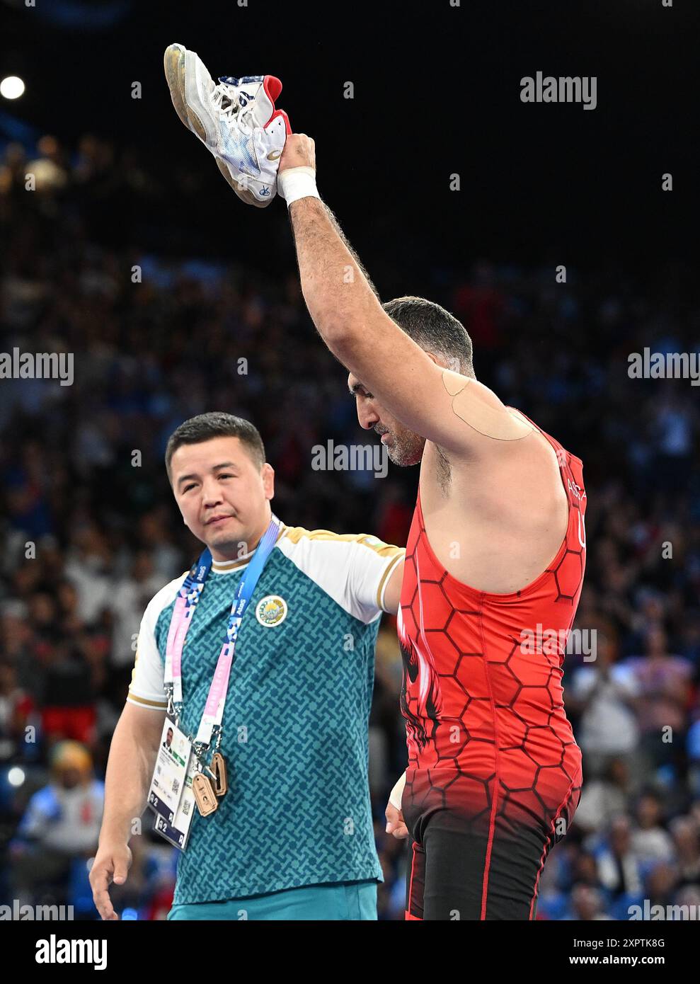 Paris, France. 7 août 2024. Rustam Assakalov d'Ouzbékistan laisse ses chaussures à l'arène comme signe de sa retraite après avoir été battu par Gabriel Alejandro Rosillo Kindelan de Cuba lors du match pour la médaille de bronze gréco-romaine masculine de 97 kg aux Jeux Olympiques de Paris 2024 à Paris, France, le 7 août 2024. Crédit : Wu Wei/Xinhua/Alamy Live News Banque D'Images