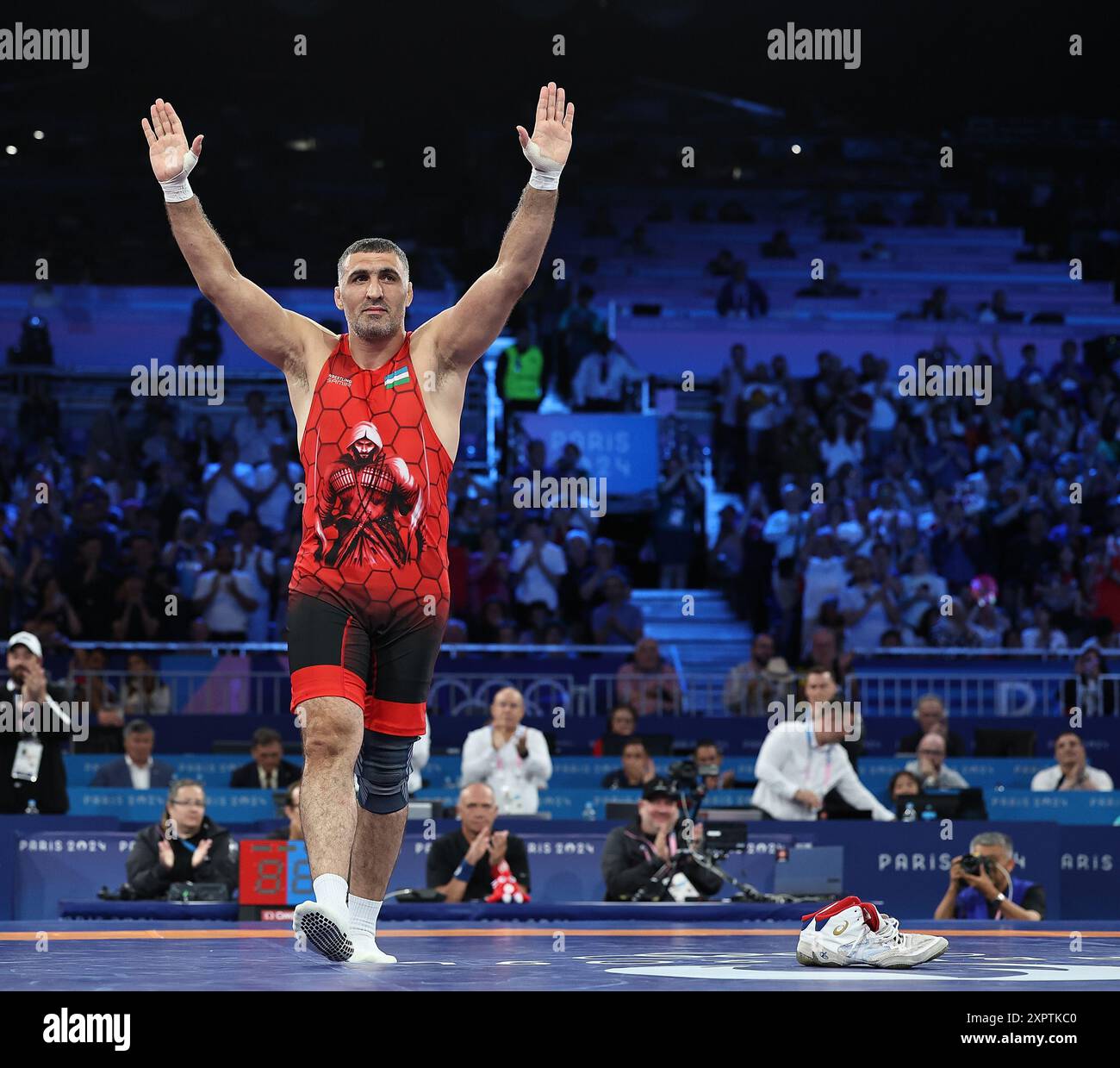 Paris, France. 7 août 2024. Rustam Assakalov d'Ouzbékistan laisse ses chaussures à l'arène comme signe de sa retraite après avoir été battu par Gabriel Alejandro Rosillo Kindelan de Cuba lors du match pour la médaille de bronze gréco-romaine masculine de 97 kg aux Jeux Olympiques de Paris 2024 à Paris, France, le 7 août 2024. Crédit : Zhang Fan/Xinhua/Alamy Live News Banque D'Images