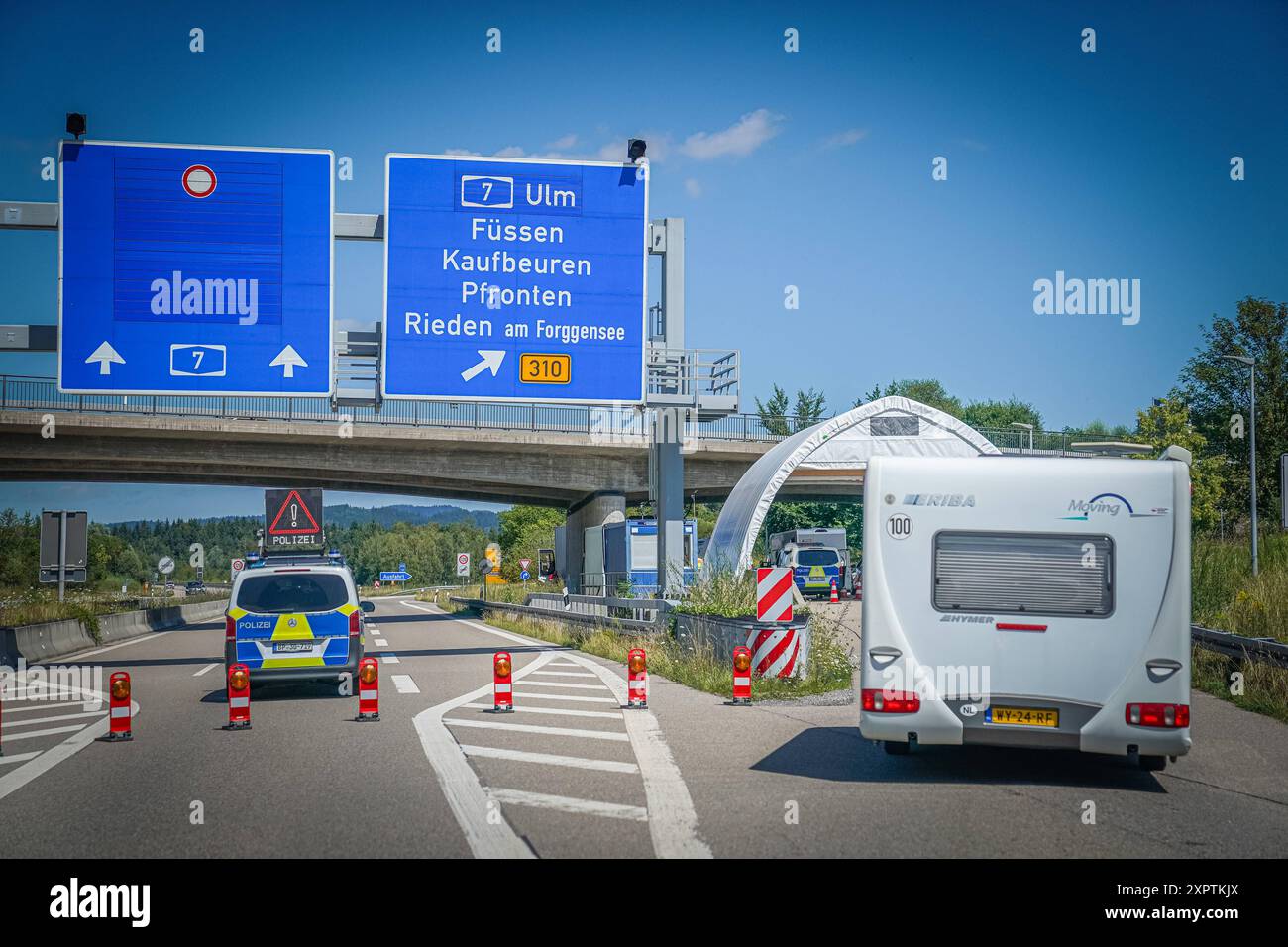 Verkehrsschild, Autobahn A7, Ulm, Füssen, Kaufbeuren, Pfronten, Rieden am Forggensee, B310, Polizeikontrolle, Grenzkontrolle, Schleuser, illlegale migration, Straßensperrung, Sommer, Wohnmobil, Tourismus, Verkehrskontrolle, Autobahnbrücke, Straßensicherheit, Verkehrsinfrastruktur, Sicherheitsmaßnahme, Deutschland, Reiseverkehr, Verkehrsregelung, Stationäre Kontrollen, mobile Kontrollen, Bundespolizei, Bayerische Grenzpolizei, Asylanträge, Schengen-Raum, eu-Kommission *** panneau de signalisation, autoroute A7, Ulm, Füssen, Kaufbeuren, Pfronten, Rieden am Forggensee, B310, contrôle de police, contrôle des frontières, smug Banque D'Images