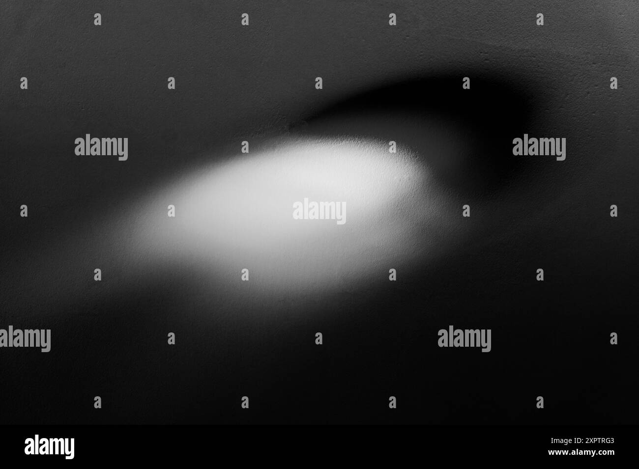 Le noir et blanc de la lumière du soleil réfractée à travers le vitrail crée un prisme de tons arc-en-ciel Banque D'Images