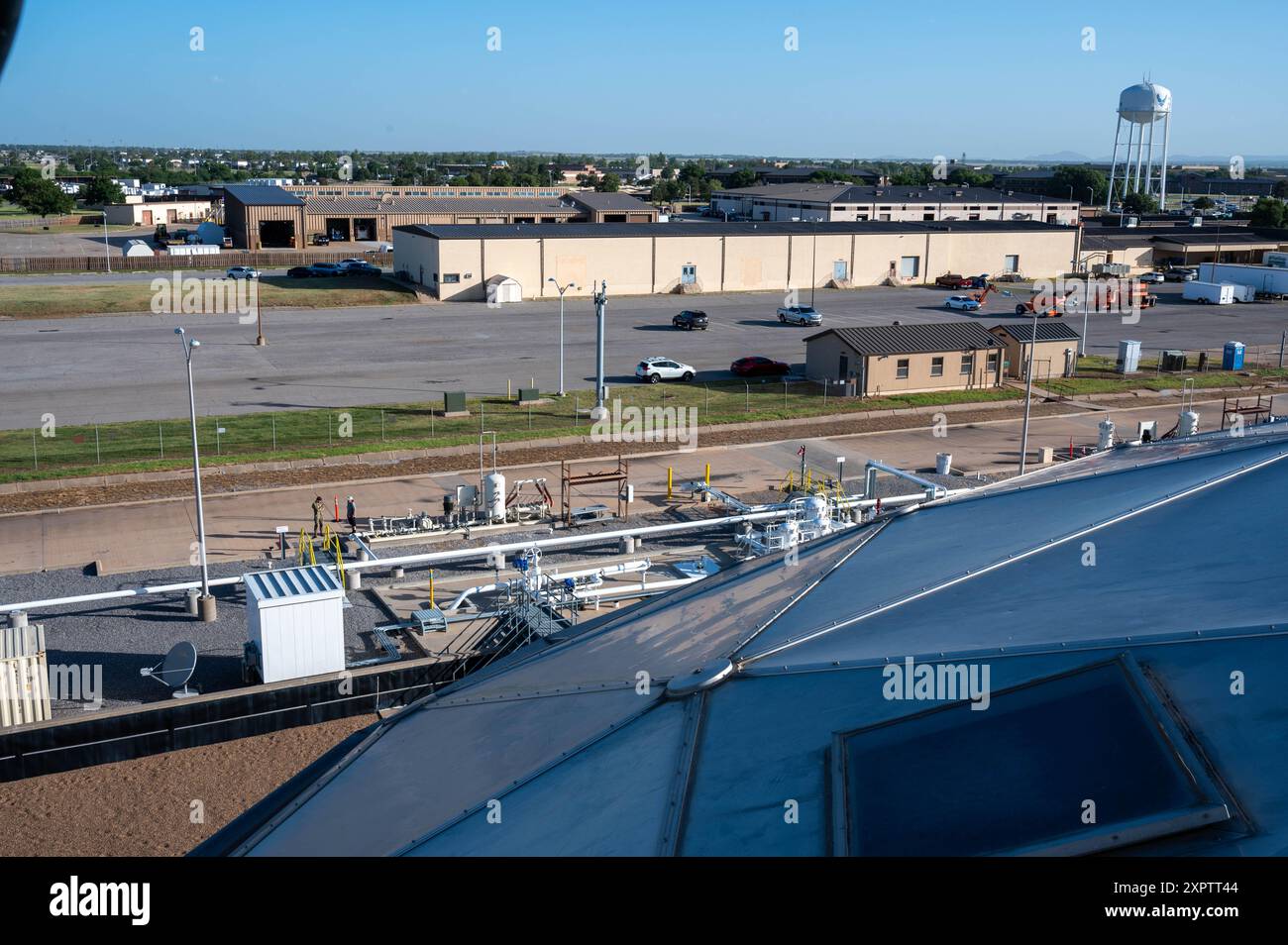L'oléoduc de la base aérienne d'Altus, Oklahoma, le 2 juillet 2024. Le pipeline nouvellement rouvert a contribué à réduire les heures de personnel et les empreintes carbone en réduisant le nombre de trajets par camion-citerne et les conducteurs devant être escortés sur la base. (Photo de l'US Air Force par Airman 1st Class Heidi Bucins) Banque D'Images