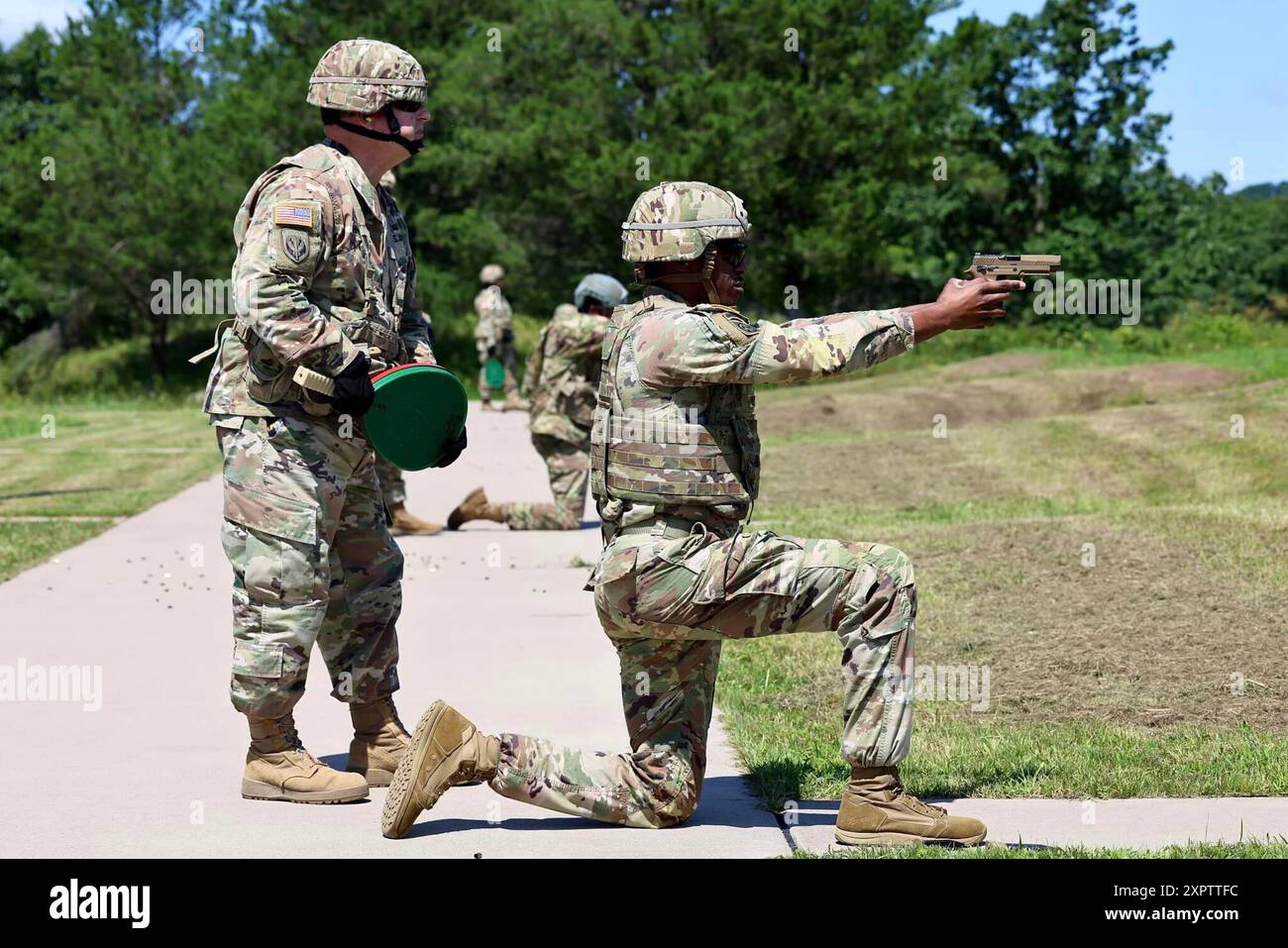 Les soldats terminent leur entraînement au pistolet le 17 juillet 2024 à un champ de tir réel à Fort McCoy, Wisconsin, dans le cadre des opérations d’entraînement pour l’exercice guerrier de la 87e Division d’entraînement (WAREX) 87-24-02. WAREX a amené tous les types d’unités de la réserve de l’Armée de terre de partout au pays à Fort McCoy pour effectuer des simulations de guerre réelles afin de préparer les soldats aux opérations de combat. (Photo de l'armée américaine par le Capitaine Christina Winters/84th Training Command public Affairs) Banque D'Images