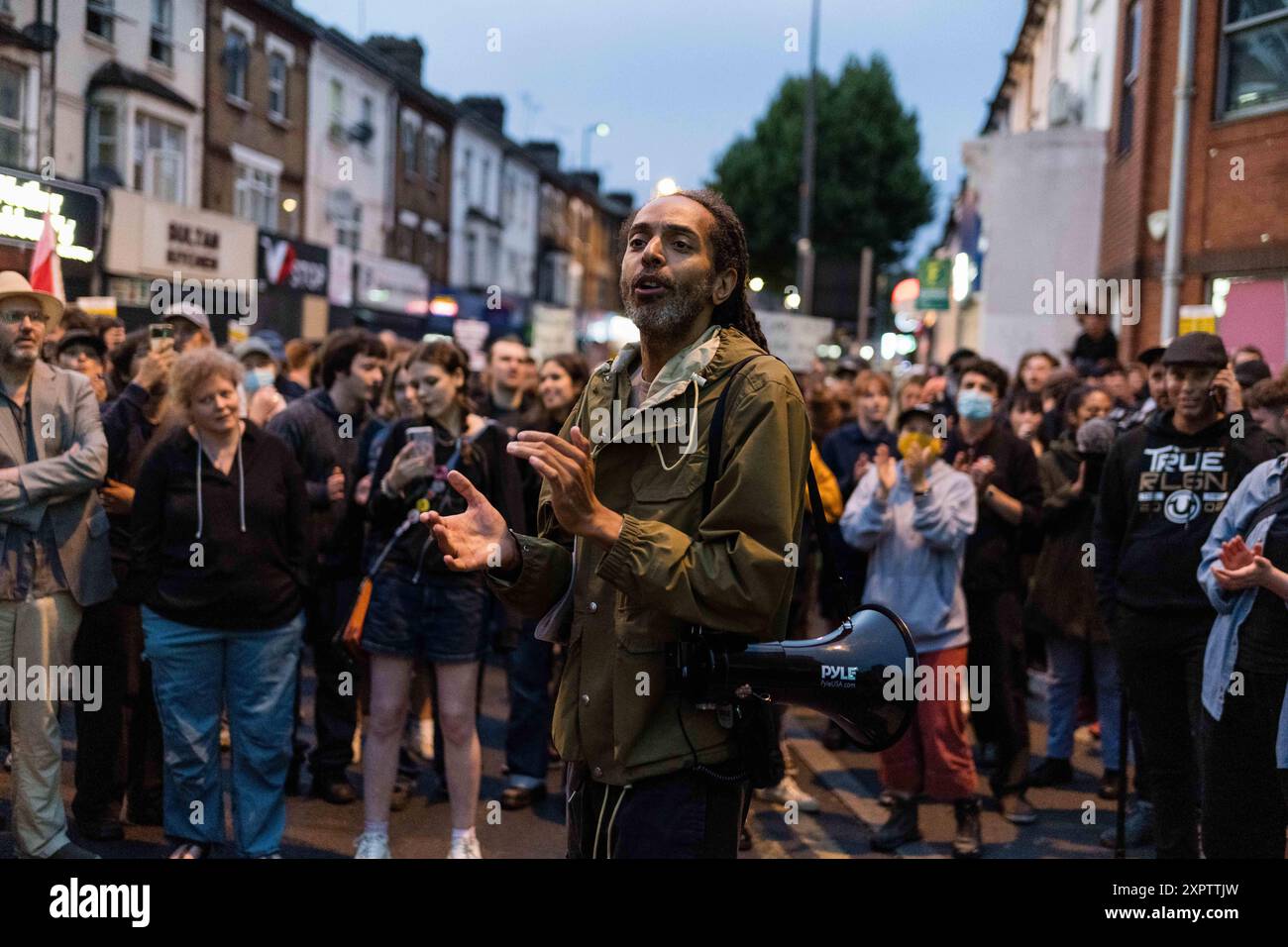 Les manifestations contre l'immigration se poursuivent autour du rassemblement des manifestants britanniques pour une contre-manifestation contre une manifestation contre l'immigration organisée par des militants d'extrême droite à Walthamstow, Londres, Grande-Bretagne, le 7 août 2024. Des milliers de manifestants anti-racisme sont descendus mercredi dans les rues de plusieurs villes anglaises pour s’opposer aux violentes manifestations d’extrême droite qui ont envahi le pays ces derniers jours. Londres Royaume-Uni Copyright : xMaciekxMusialekx MMK 7998 Banque D'Images