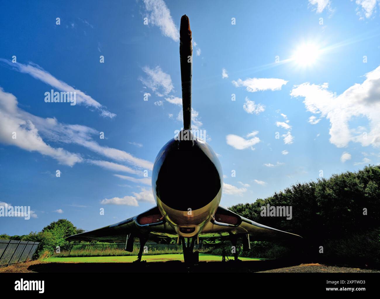 NESLAM Aero Museum Sunderland statique Avro Vulcan B2 atteignant les nuages contre le ciel bleu et le nuage blanc Banque D'Images