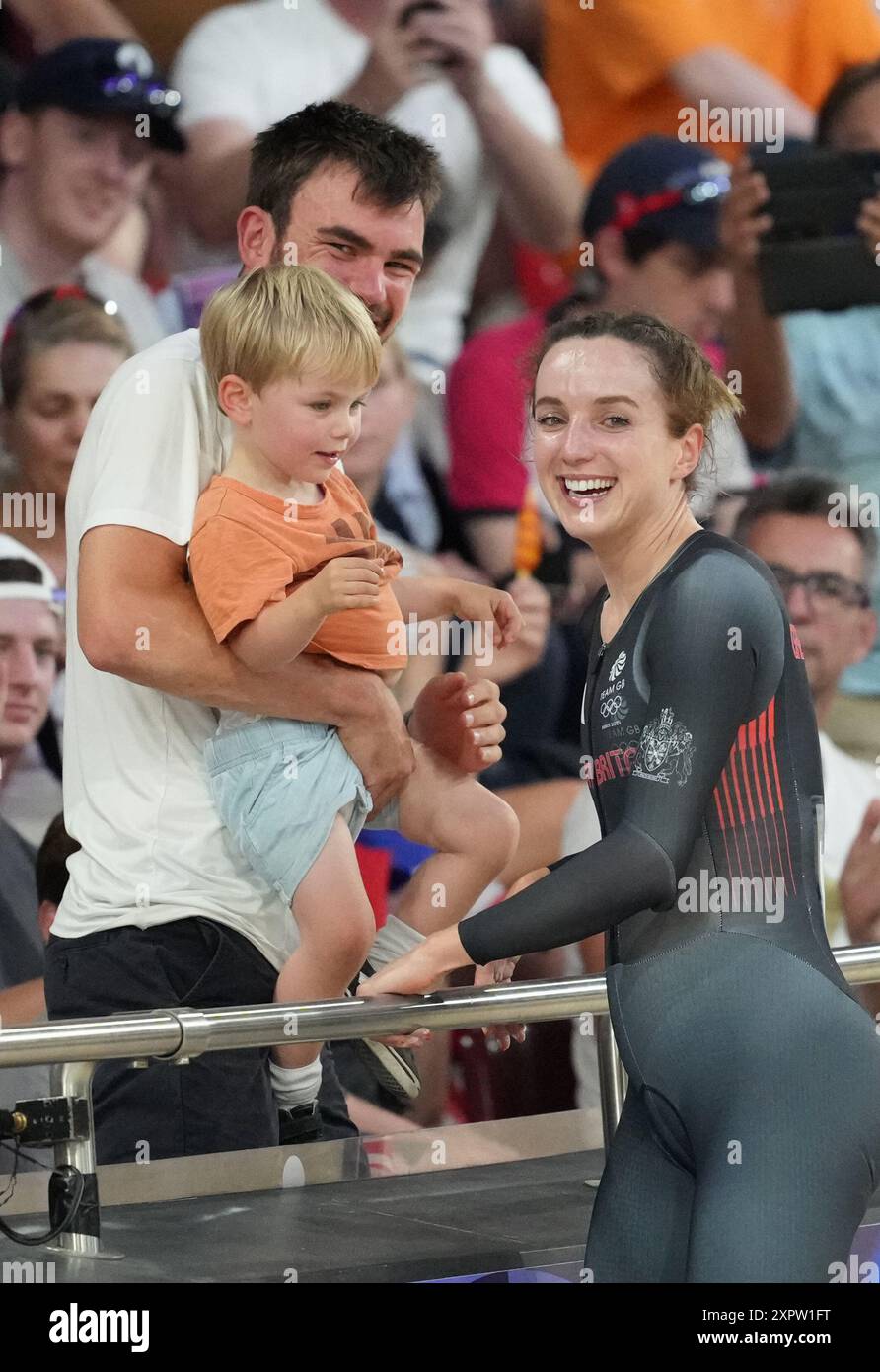 Paris, France. 7 août 2024. Elinor Barker (R) de l'équipe Grande-Bretagne réagit avec les membres de sa famille après la finale de poursuite par équipe féminine pour le bronze sur piste cyclable aux Jeux Olympiques de Paris 2024 à Paris, France, le 7 août 2024. Crédit : Li Yibo/Xinhua/Alamy Live News Banque D'Images
