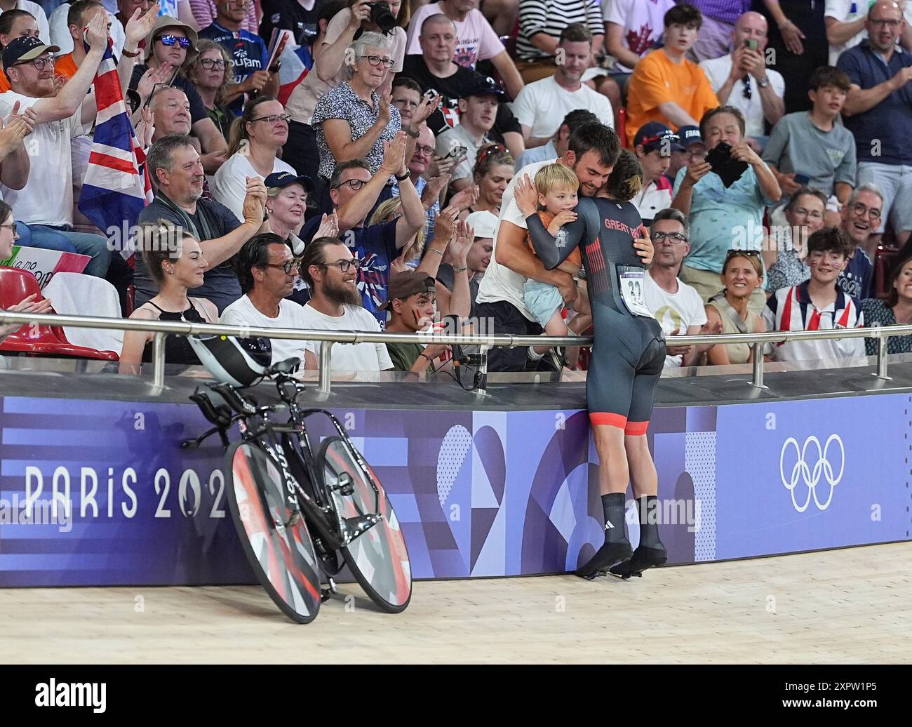 Paris, France. 7 août 2024. Elinor Barker (R) de l'équipe Grande-Bretagne embrasse les membres de sa famille après la finale de poursuite par équipe féminine sur piste cyclable pour le bronze aux Jeux Olympiques de Paris 2024 à Paris, France, le 7 août 2024. Crédit : Li Yibo/Xinhua/Alamy Live News Banque D'Images