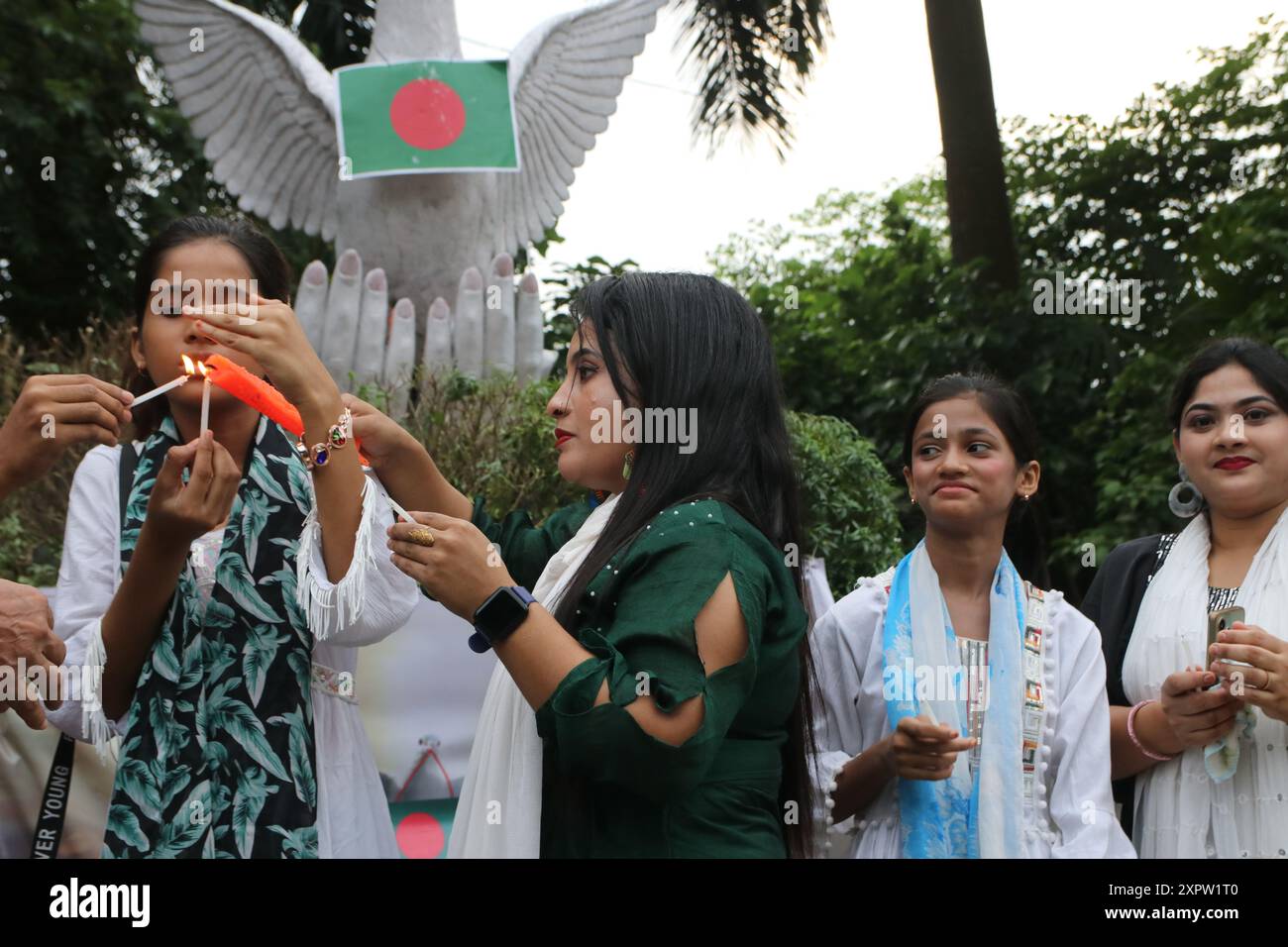 Kolkata, Bengale occidental, Inde. 7 août 2024. Les musulmans allument des bougies priant pour la paix et l'harmonie au Bangladesh. Le chef de l'armée du Bangladesh, le général Waker-UZ-Zaman, a déclaré mercredi que le gouvernement intérimaire, dirigé par le prix Nobel, le professeur Muhammad Yunus, prêtera serment jeudi. (Crédit image : © Dipa Chakraborty/Pacific Press via ZUMA Press Wire) USAGE ÉDITORIAL SEULEMENT! Non destiné à UN USAGE commercial ! Banque D'Images