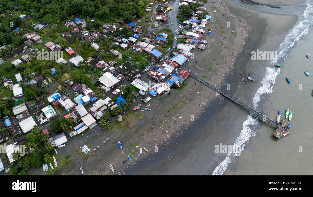 Buenaventura, Colombie. 05 août 2024. Des maisons et des îles proches de Buenaventura, en Colombie, sont vues dans des prises de vues aériennes le 5 août 2024. Photo par : Sebastian Marmolejo/long Visual Press crédit : long Visual Press/Alamy Live News Banque D'Images