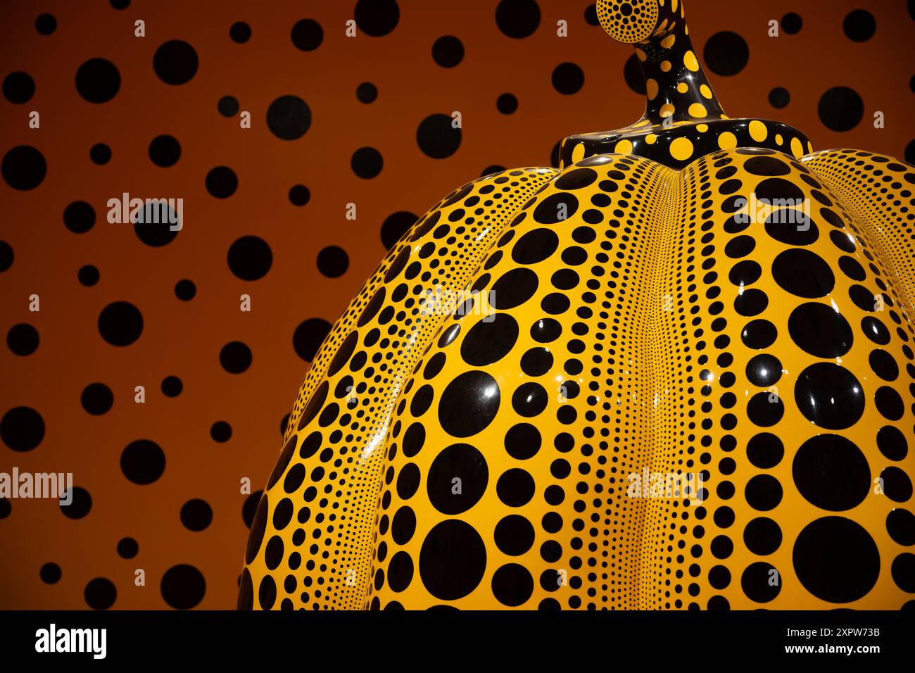 WASHINGTON D.C., États-Unis — détail de la salle de citrouille, par l'artiste Yayoi Kusama, une partie de 'One with Eternity: Yayoi Kusama dans l'exposition de la collection Hirshhorn au musée Hirshhorn sur le National Mall à Washington DC. cette exposition présente les sculptures de citrouille emblématiques de Kusama et les chambres immersives Infinity Mirror Rooms, mettant en évidence ses contributions à la vie contemporaine Banque D'Images