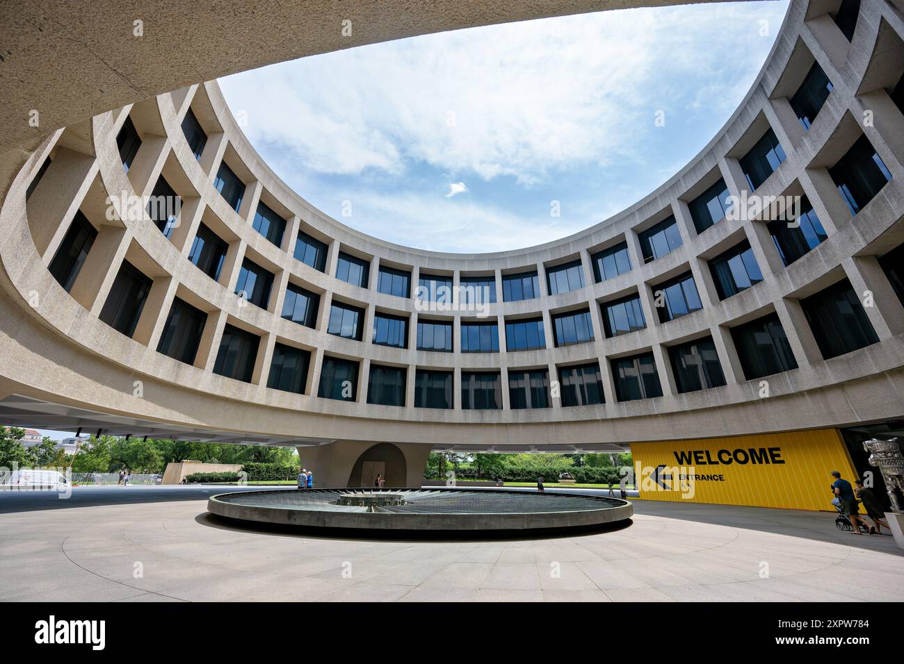 Hirshhorn Museum and sculpture Garden extérieur Washington D.C. // WASHINGTON D.C. (États-Unis) — le Hirshhorn Museum and sculpture Garden, un bâtiment cylindrique emblématique conçu par Gordon Bunshaft, situé sur le National Mall. Ce musée d'art moderne, qui fait partie de la Smithsonian institution, présente une collection variée d'art contemporain et des expositions dynamiques. Banque D'Images